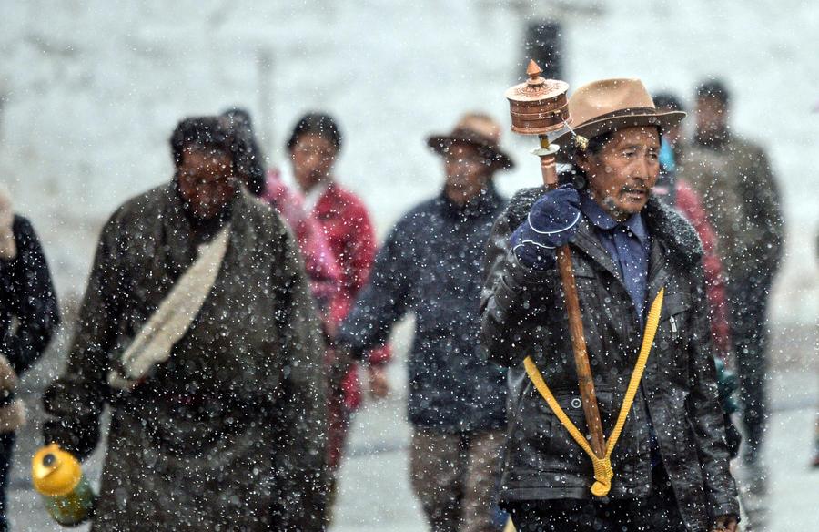 First winter snows fall on Lhasa