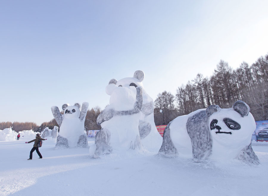 Panda snow sculptures attract tourists in Changchun