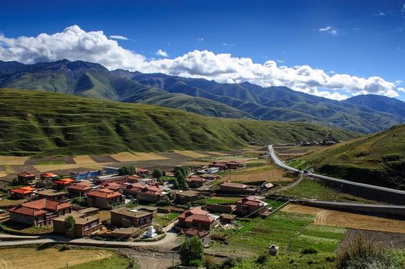 Tibet receives record number of air passengers in 2014