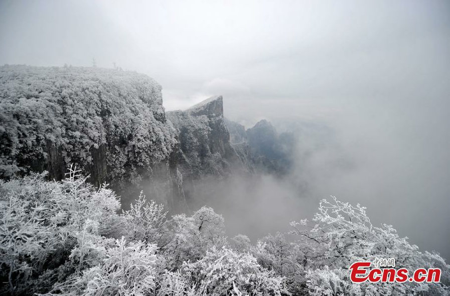 Snow turns Tianmen Mountain into fairyland