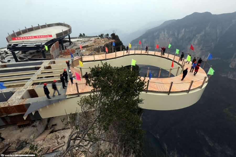 Chongqing builds record-breaking transparent skywalk