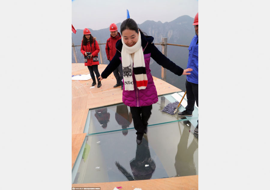 Chongqing builds record-breaking transparent skywalk