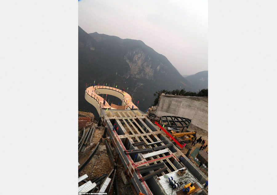 Chongqing builds record-breaking transparent skywalk