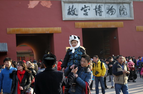 Spring Festival draws big crowds to landmarks