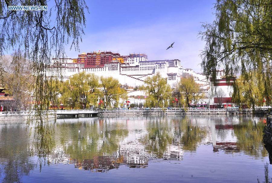 Spring scenery of the Potala Palace in Lhasa