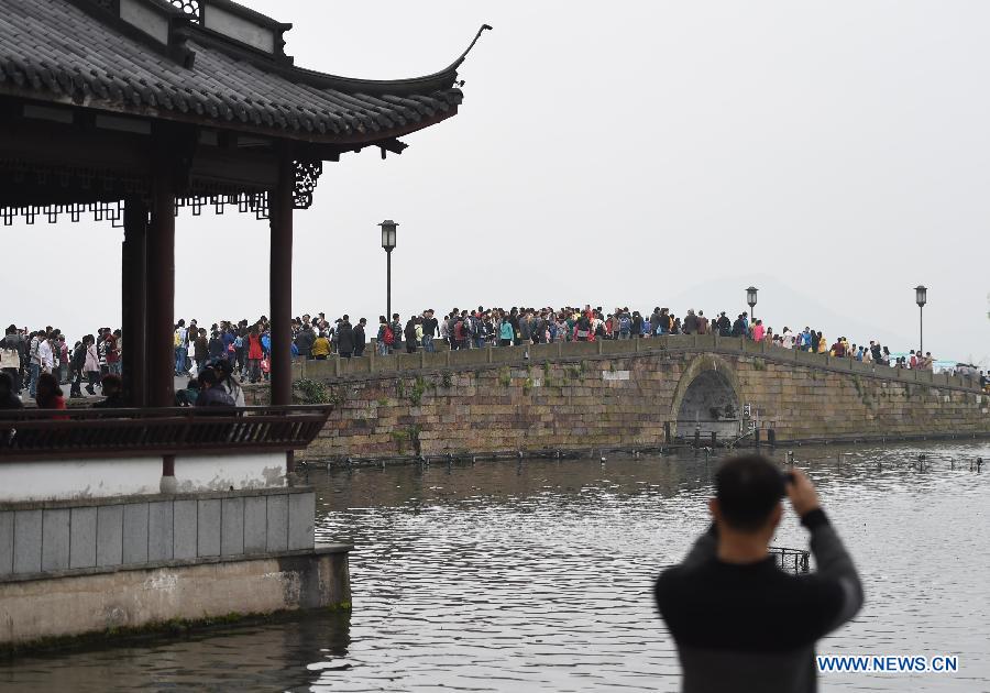 Tourists visit West Lake during Qingming Festival