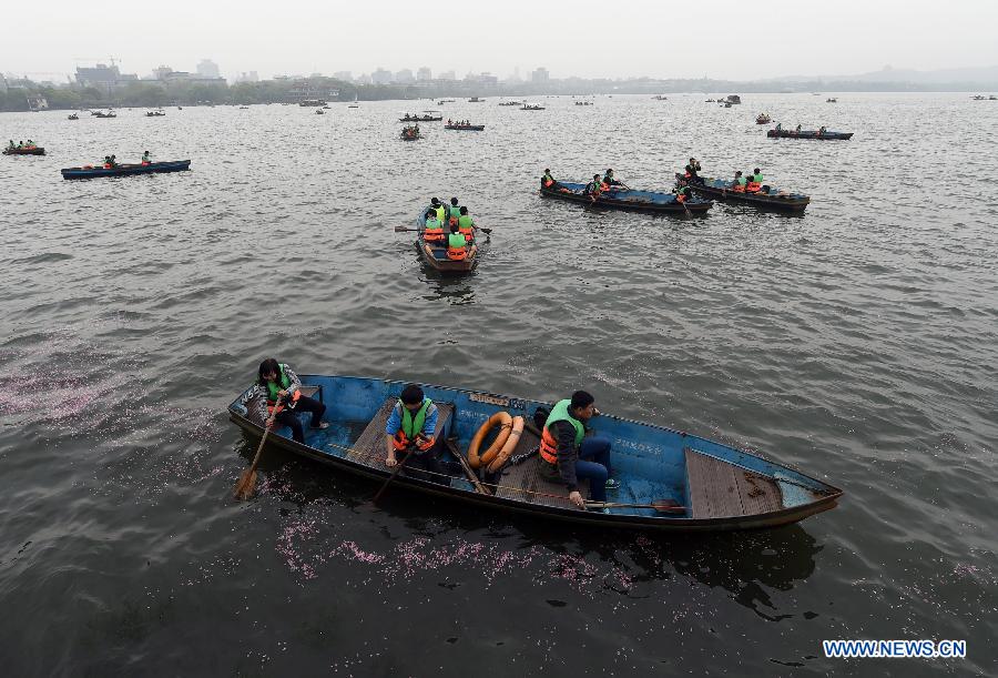 Tourists visit West Lake during Qingming Festival