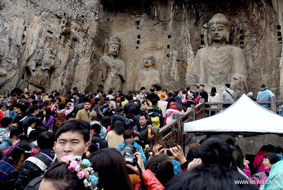 Longmen Grottoes crammed with visitors