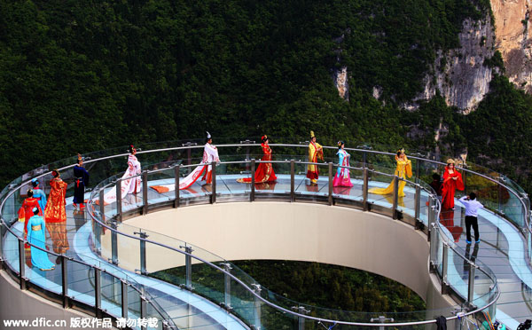 Transparent skywalk opens in Chongqing