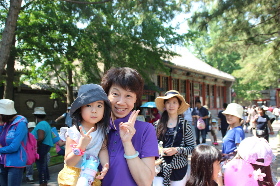 Diplomats organized to visit the Summer Palace