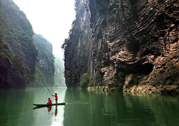 Canyon running through the city in Chongqing