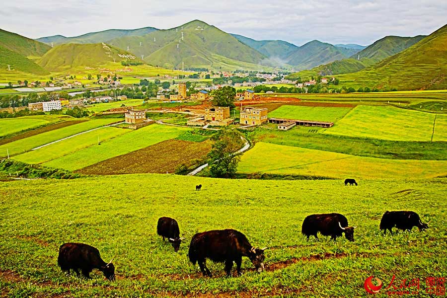 Picturesque Xinduqiao town in SW China