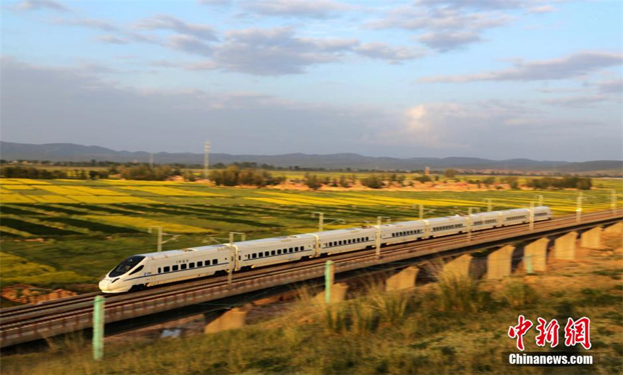 Spectacular scenery along Lanxin High-speed Rail