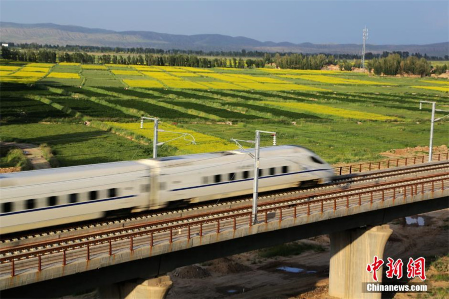 Spectacular scenery along Lanxin High-speed Rail