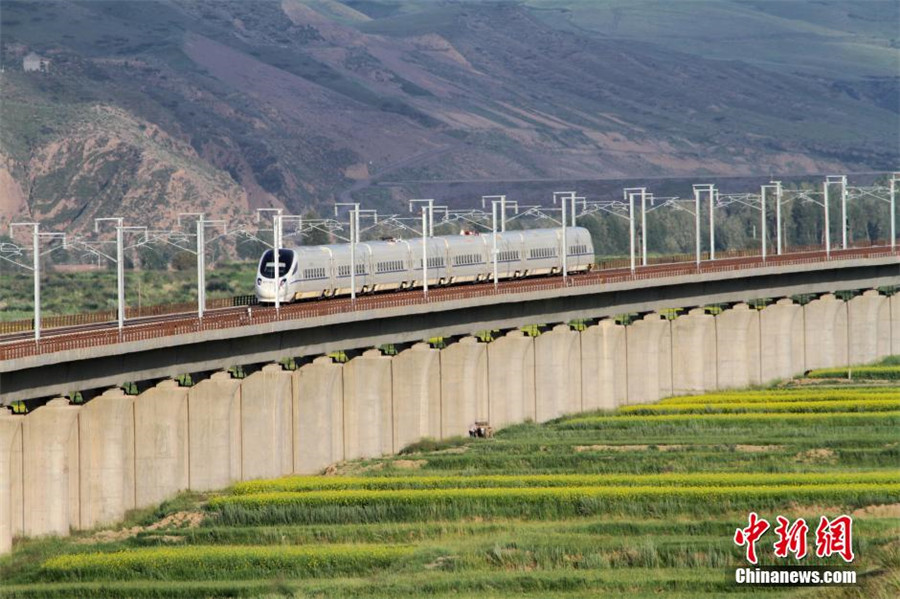 Spectacular scenery along Lanxin High-speed Rail