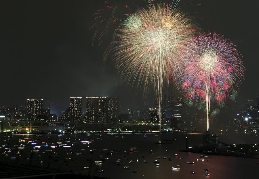 Fireworks light up Tokyo bay