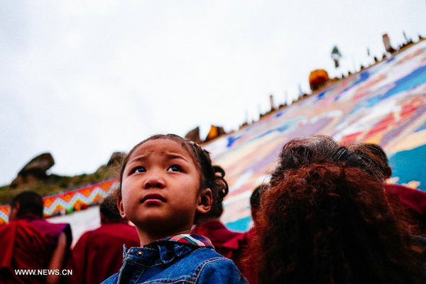 200,000 Buddhism believers celebrate Shoton festival