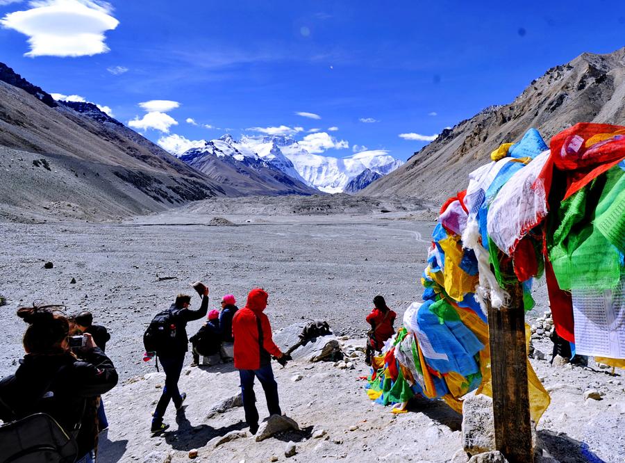 Tourists attracted by Mount Qomolangma in autumn