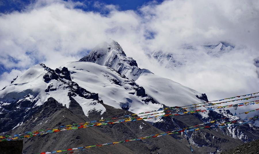 Tourists attracted by Mount Qomolangma in autumn
