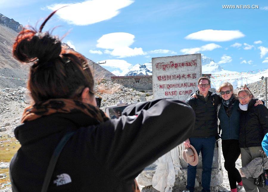 Tourists attracted by Mount Qomolangma in autumn