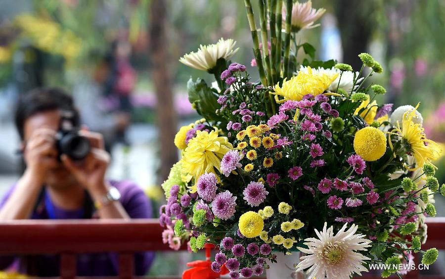 Chrysanthemums burst into bloom in Kaifeng