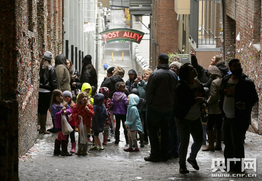 Seattle's gum wall gets deep clean after 20 years