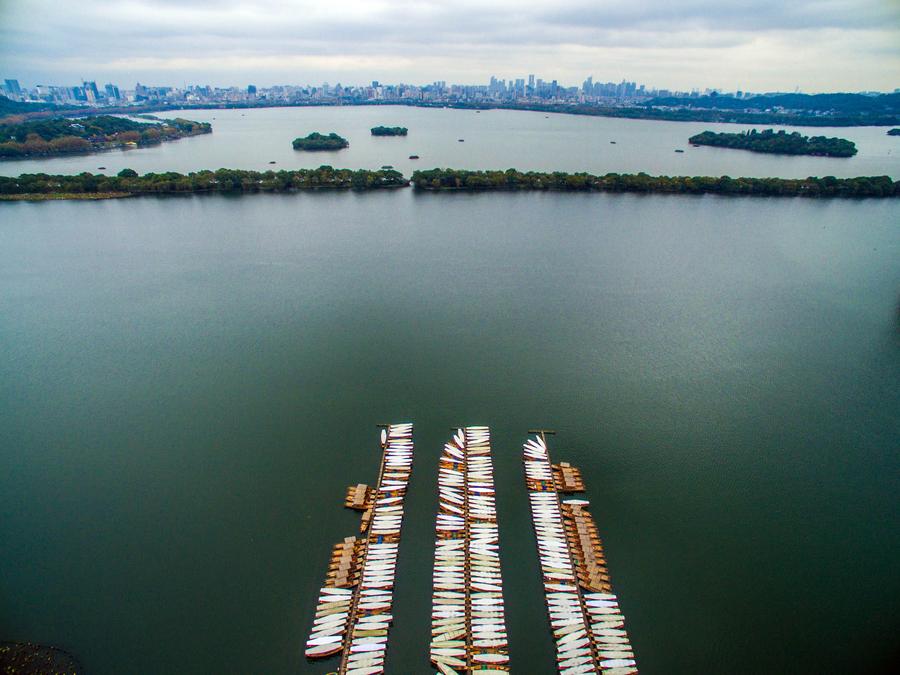 West Lake scenic area embraces a colorful winter scene