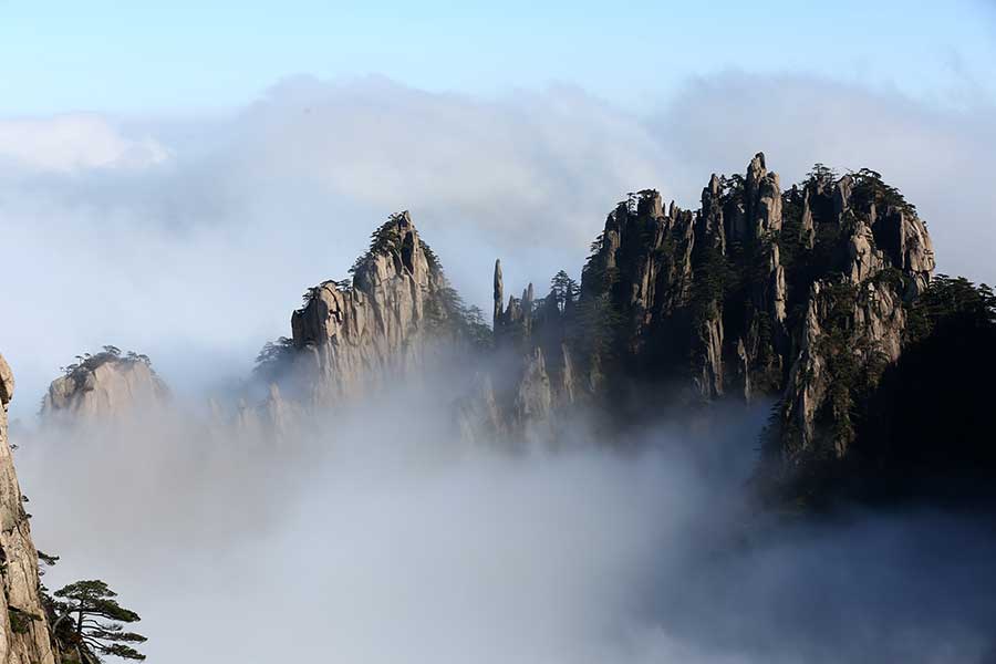 Scenery of cloud-shrouded Huangshan Mountain in E China