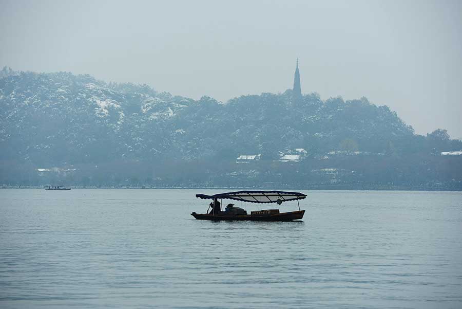 Hangzhou greets first snowfall of winter