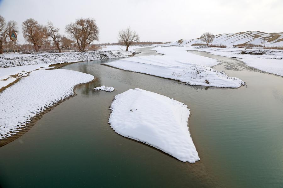 Snow scenery of Taklimakan Desert in Xinjiang