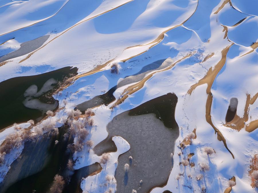 Snow scenery of Taklimakan Desert in Xinjiang