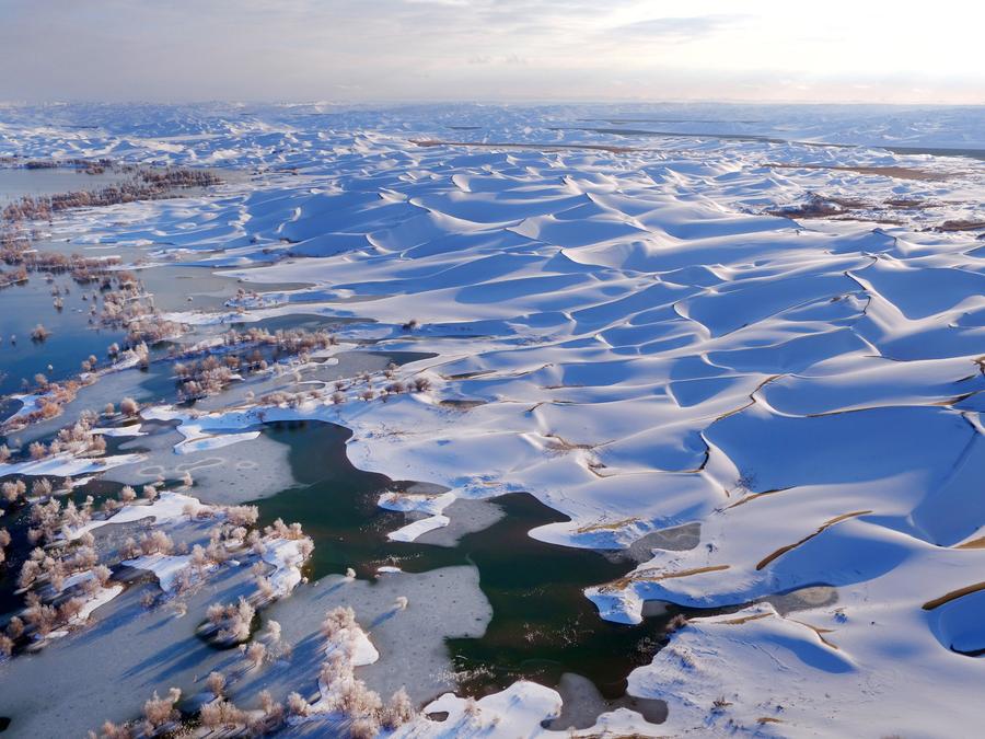 Snow scenery of Taklimakan Desert in Xinjiang