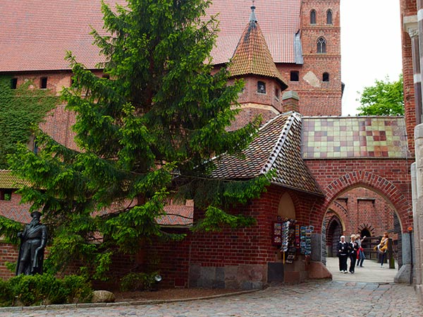 Poland: History's crossroads recast as tourist hot spot