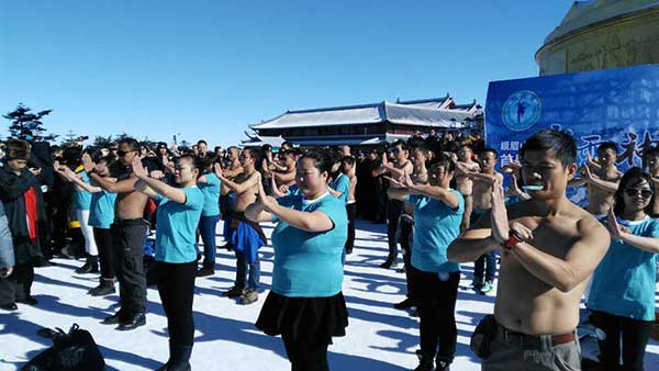 Thousands challenge Ice & Snow magic power at Emei Mountain