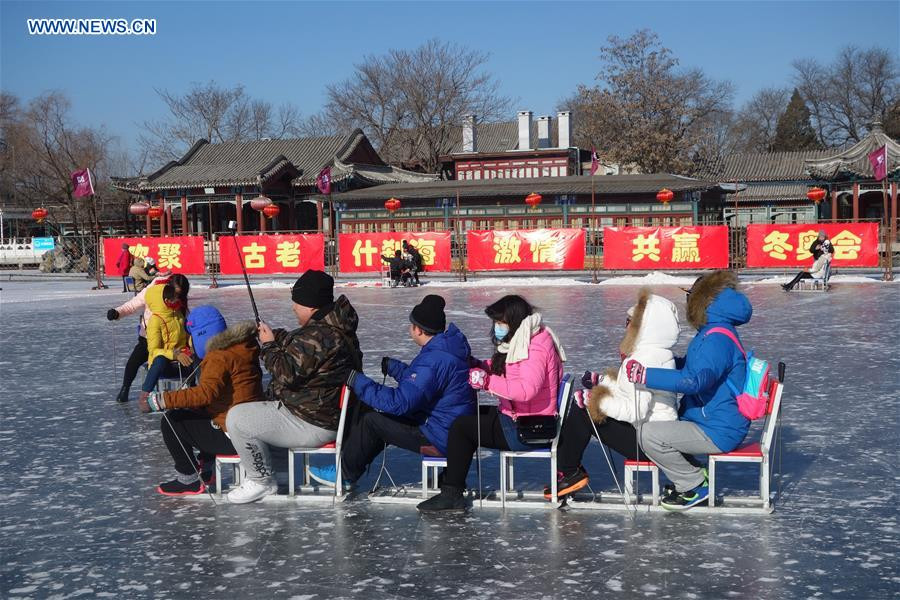 People enjoy skating at Shichahai in Beijing