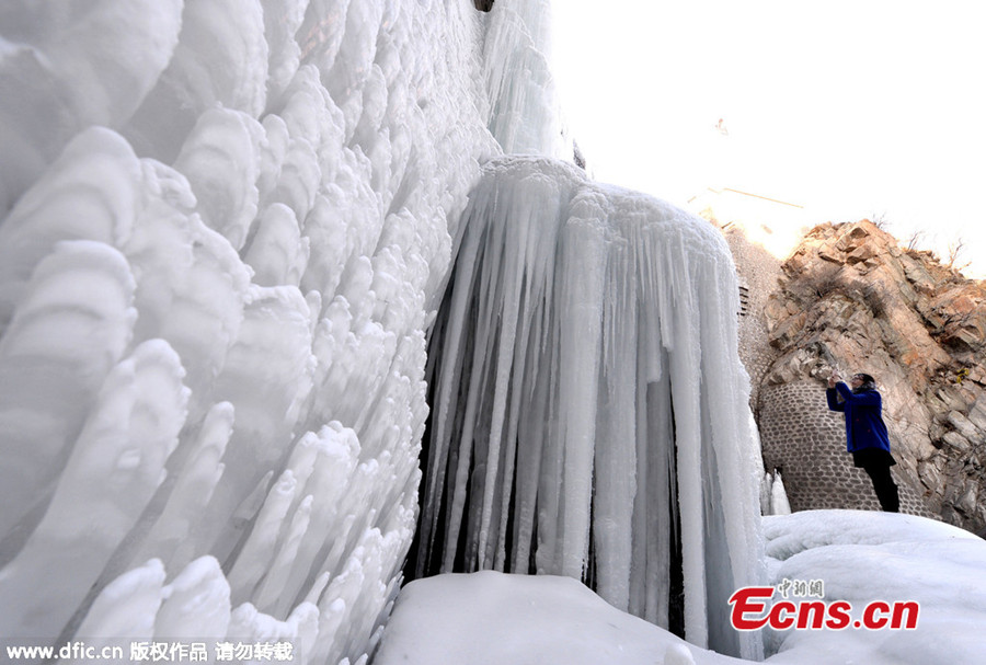 Beijing' s frozen waterfall attracts tourists