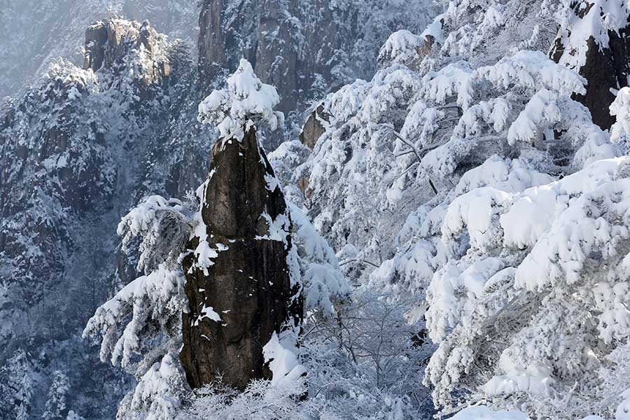 Extreme cold brings unique wintry scene to Mount Huangshan