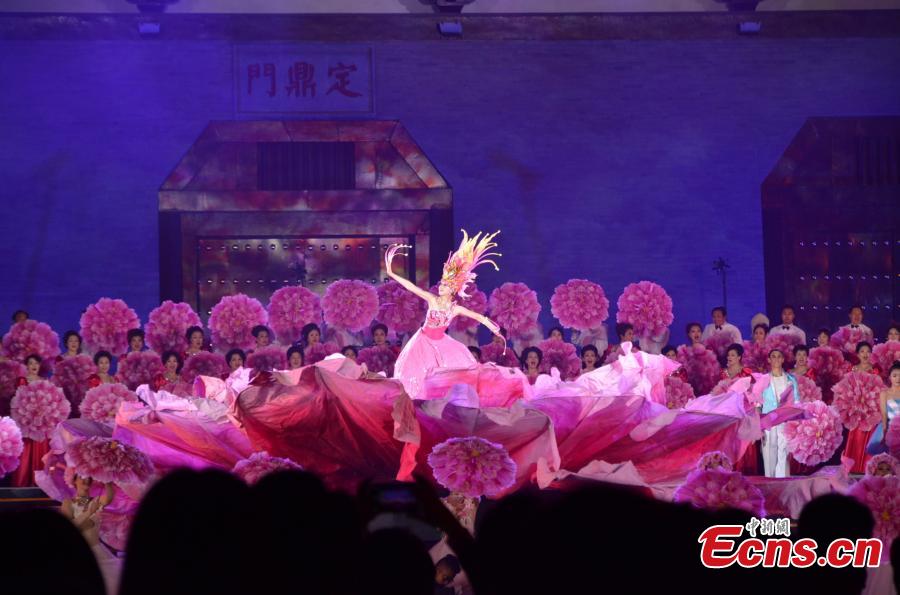 Luoyang's 34th Peony Flower Festival attracts tourists