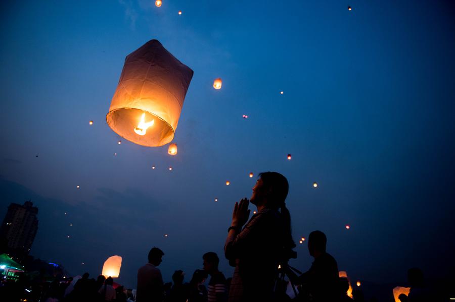 Sky lanterns released to celebrate new year of Dai ethnic group in SW China