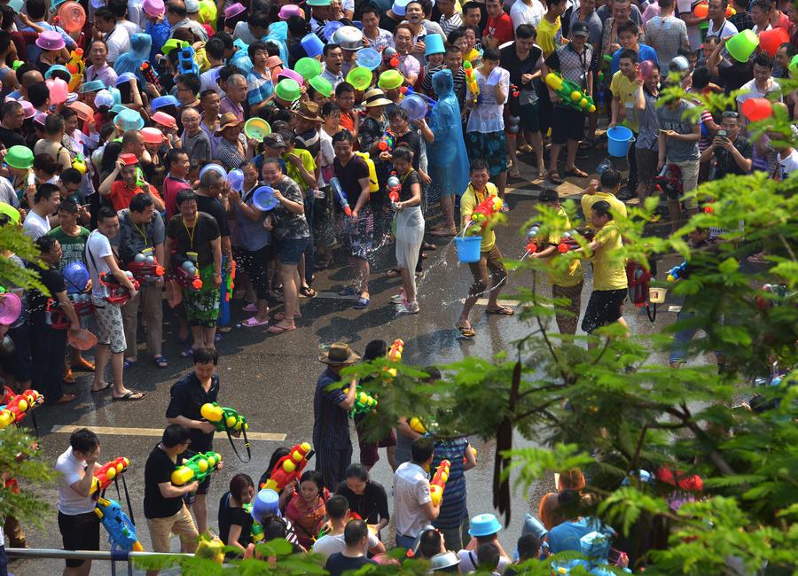 Water-sprinkling festival celebrated in Yunnan