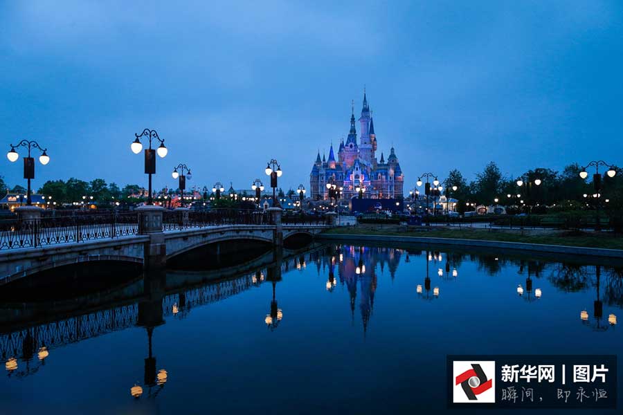 Best night views of Shanghai Disney Resort captured