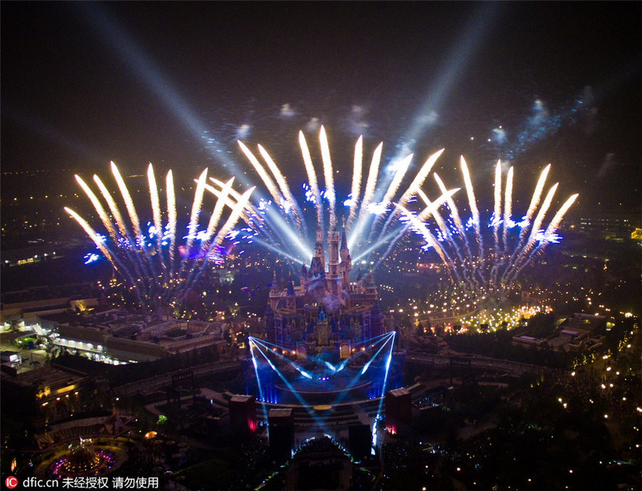 Stunning firework display at Shanghai Disneyland[4]