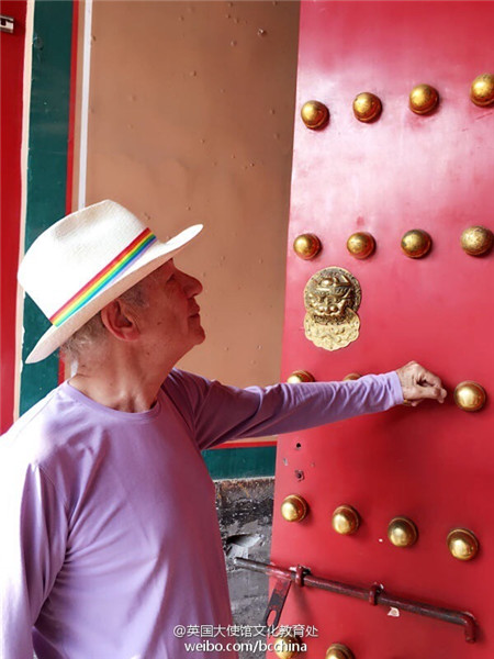 Shakespeare star Ian McKellen has fun in China