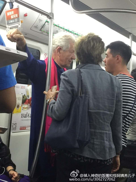 Shakespeare star Ian McKellen has fun in China