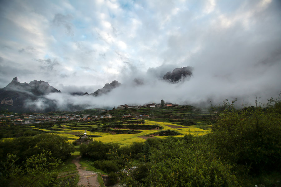 Fog scenery of Zhagana after rainfall in Gansu