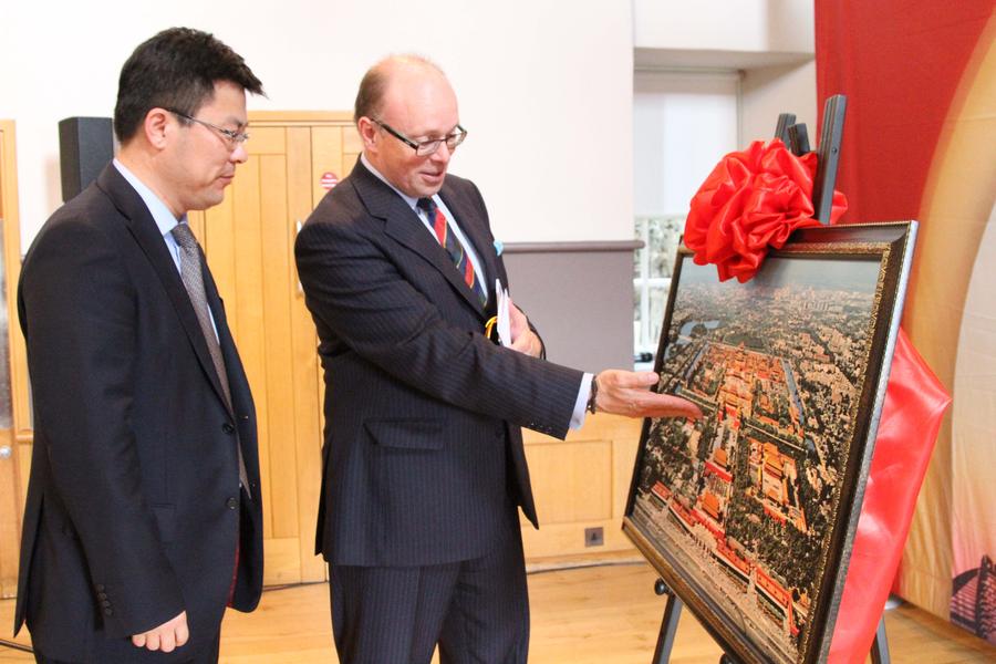 Photo show promotes Beijing tourism resources in Edinburgh