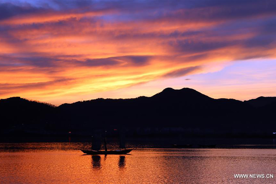 Sunglow scenery at Dianchi Lake in Kunming