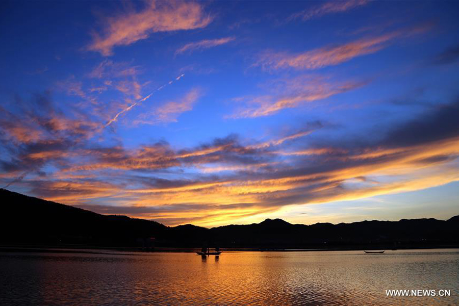 Sunglow scenery at Dianchi Lake in Kunming