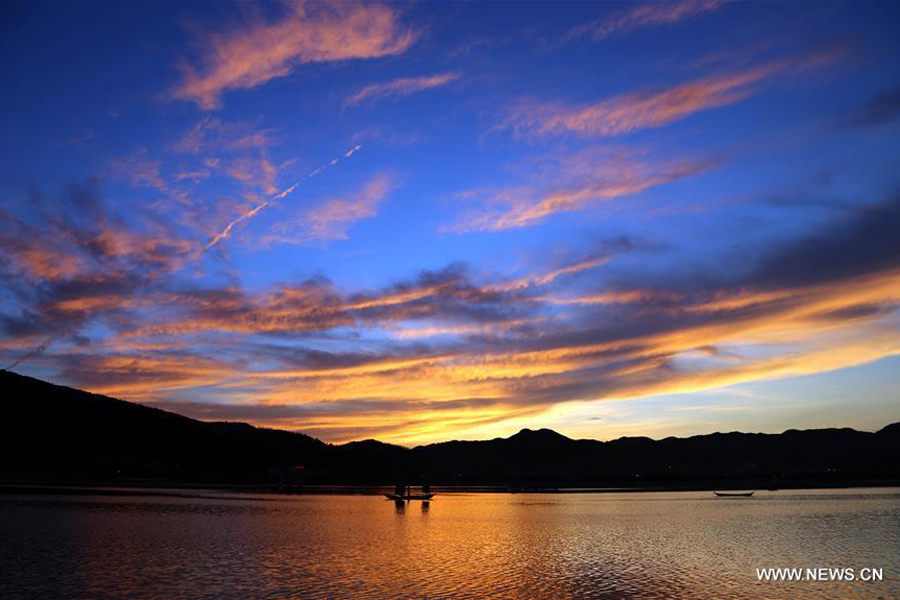 sunglow scenery at dianchi lake in kunming