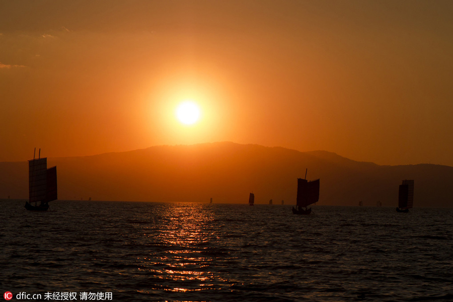 Sunglow scenery at Dianchi Lake in Kunming